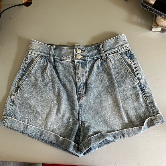 American Eagle Outfitters Pants - Light wash mom shorts